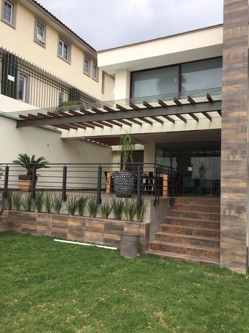 REMODELACIÓN CASA LOMAS, CESAR MONCADA SALAZAR (L2M ARQUITECTOS S DE RL DE CV) CESAR MONCADA SALAZAR (L2M ARQUITECTOS S DE RL DE CV) 露臺