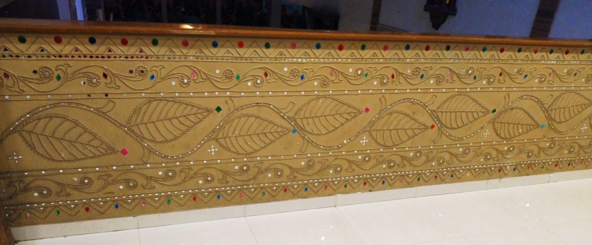 mud mirror work Mud And Mirror Wall Art, Lippan Work Wall Art, Mud Work Art, Mud Work Wall Decor, Mud Mirror Paintings and Mud Wall Paintings from Ahmadabad, Gujarat India., Inside Out Interior Inside Out Interior Ingresso, Corridoio & Scale in stile classico
