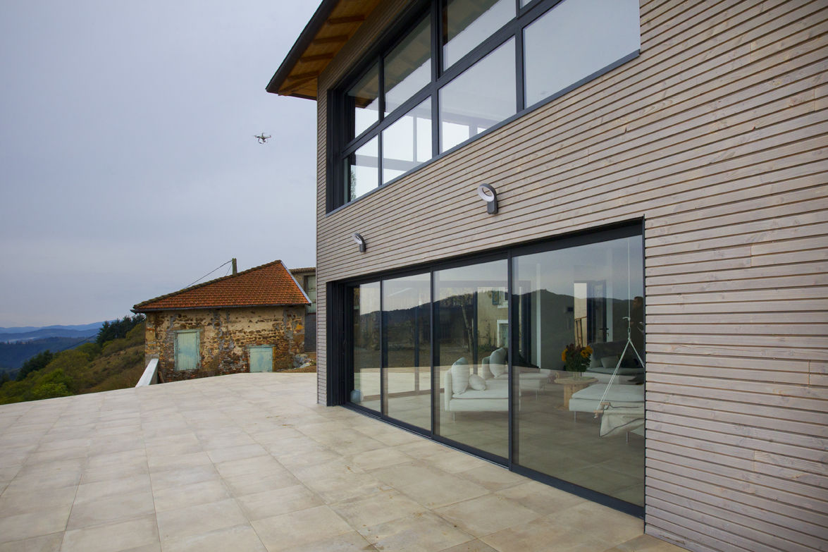 Rénovation d'une grange avec extension, Optiréno Optiréno Landhaus Holz Holznachbildung