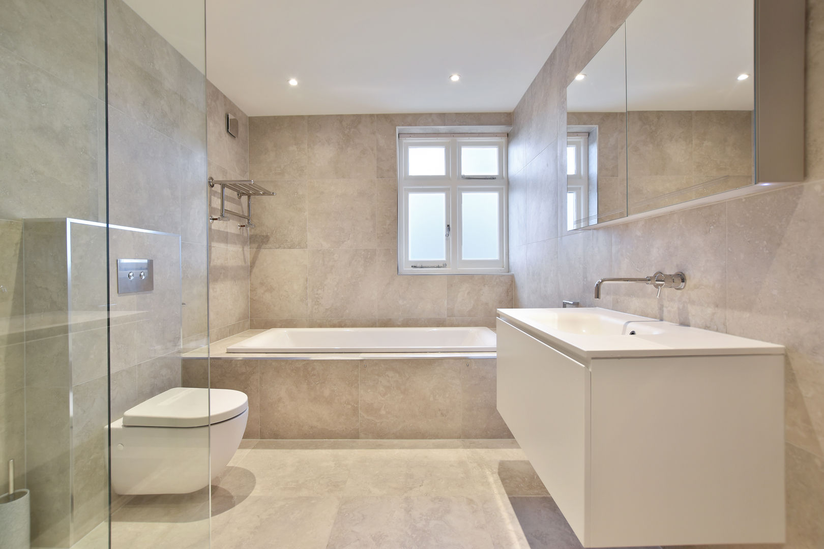 Case Study: Surrey, BathroomsByDesign Retail Ltd BathroomsByDesign Retail Ltd Modern bathroom