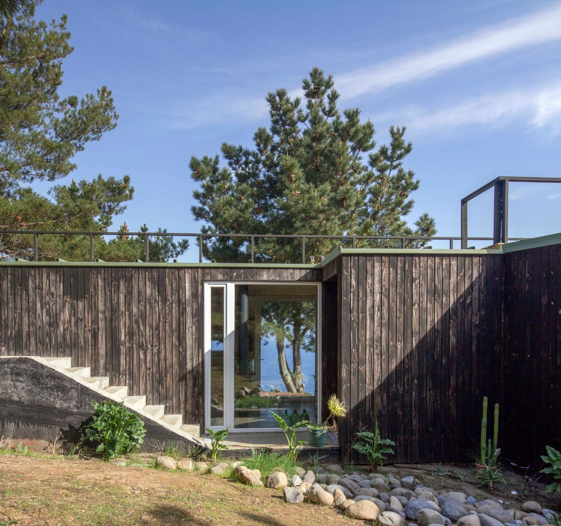 Casa Curaumilla, Crescente Böhme Arquitectos Crescente Böhme Arquitectos Chalés e casas de madeira Madeira Efeito de madeira