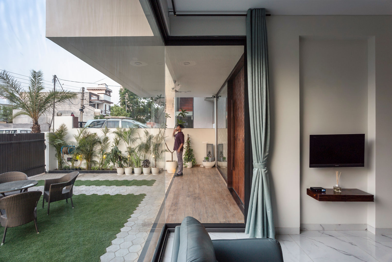 Sky Box House, Garg Architects Garg Architects فناء أمامي الخرسانة