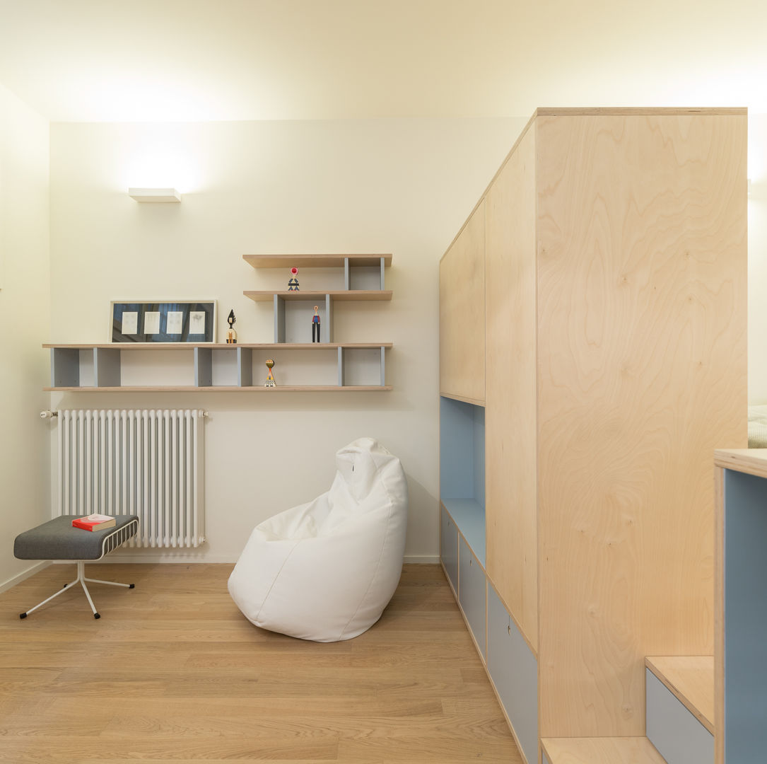 Soggiorno homify Soggiorno in stile scandinavo Legno Effetto legno libreria,loft,open space,pouff,parquet