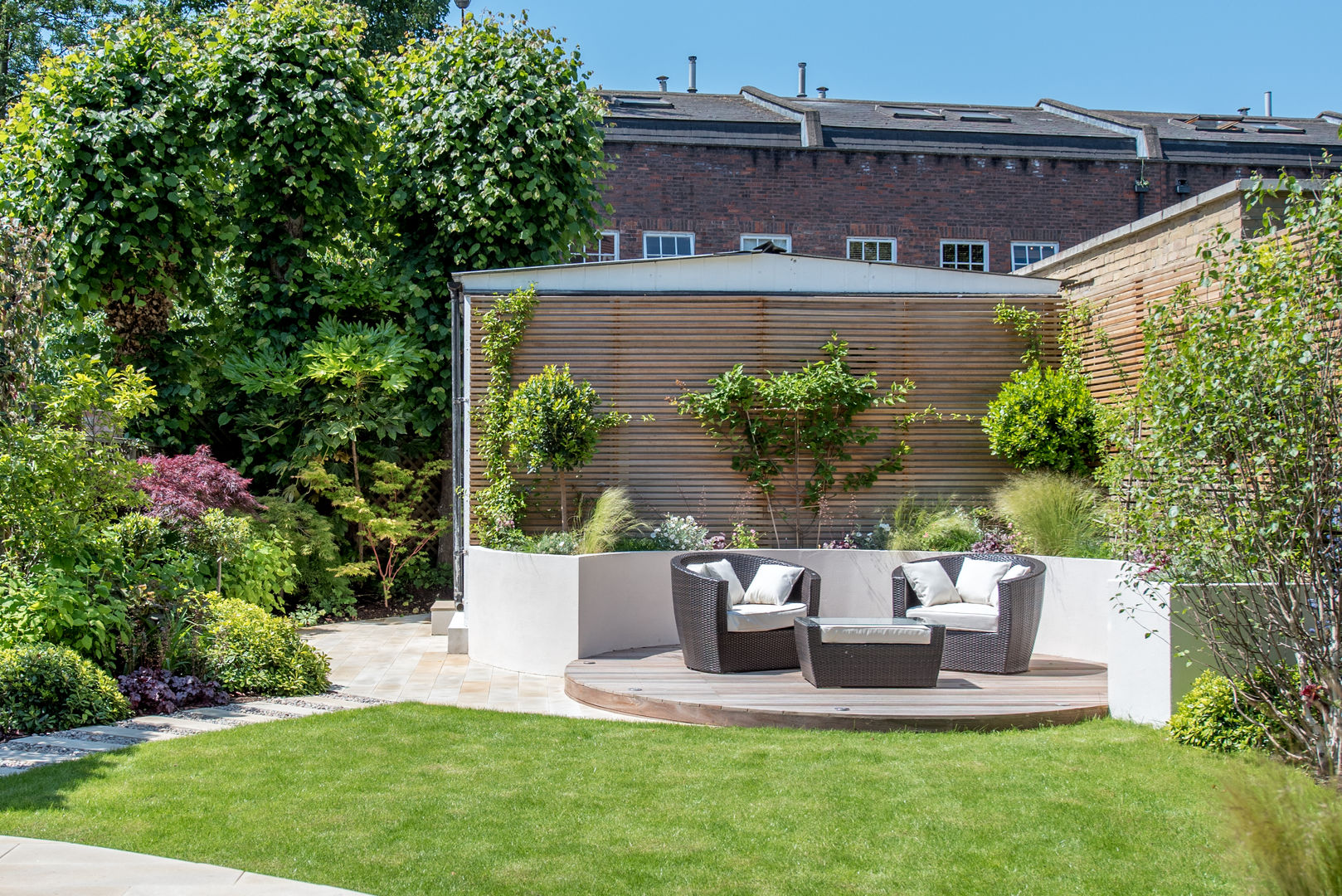 Contemporary Outdoor Garden Seating Area Kate Eyre Garden Design Moderner Garten Kate Eyre Garden Design, Kate Eyre, Balau, Decking, Outdoor Seating, Cedar Cladding, Lawn, Grass, Garden Design, Contemporary, Modern, Raised Bed, Porcelain, Patio, South Facing, Planting, Decking Design, Stepping Stones, Pathway, Garden Storage, Jasmin, Plants, Private, Garden Furniture,