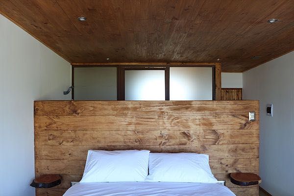 HOSTAL LA MAI, AVENIDA COSTANERA, PICHILEMU, KIMCHE ARQUITECTOS KIMCHE ARQUITECTOS モダンスタイルの寝室 木 木目調