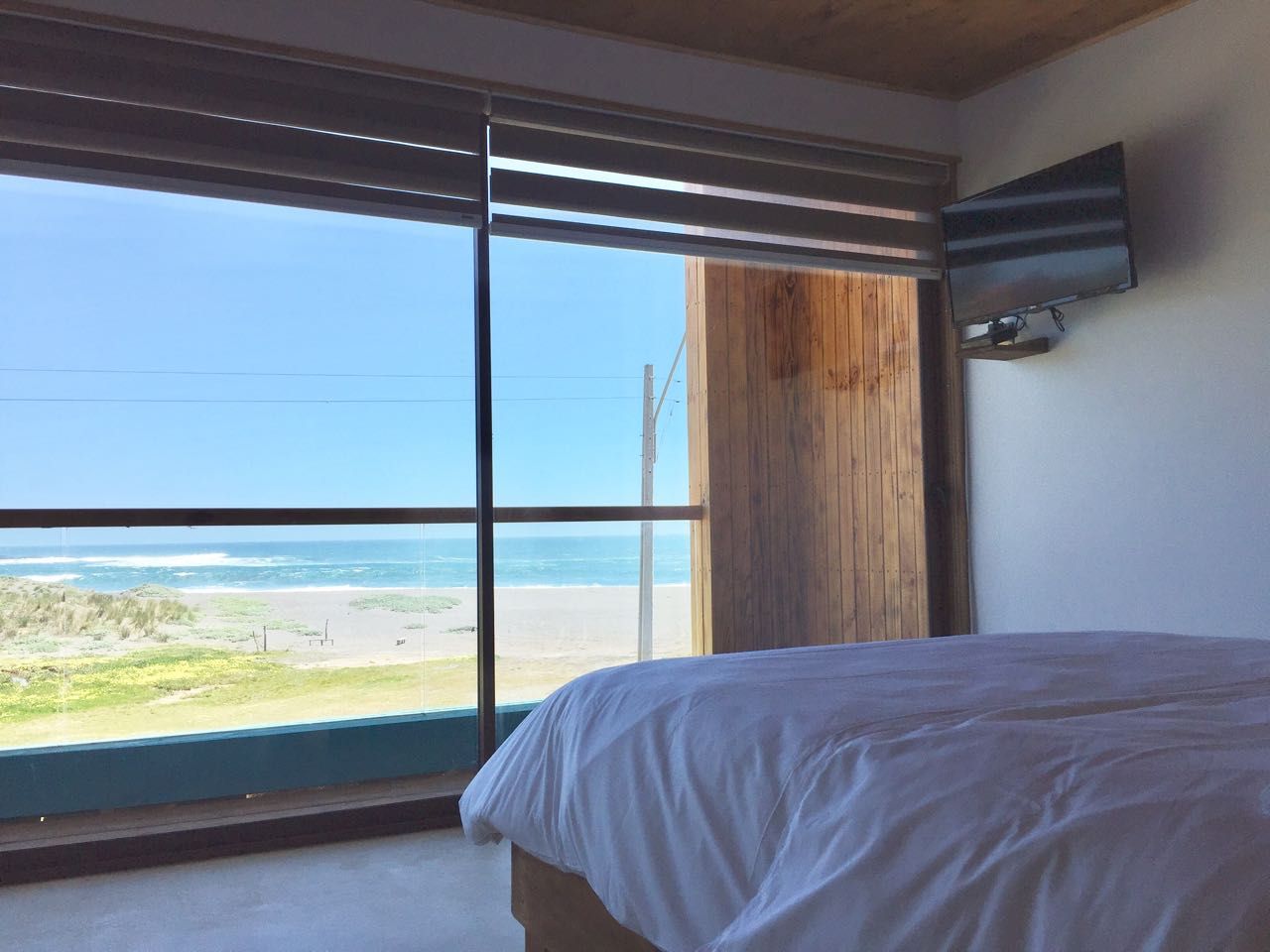 HOSTAL LA MAI, AVENIDA COSTANERA, PICHILEMU, KIMCHE ARQUITECTOS KIMCHE ARQUITECTOS モダンスタイルの寝室 木 木目調