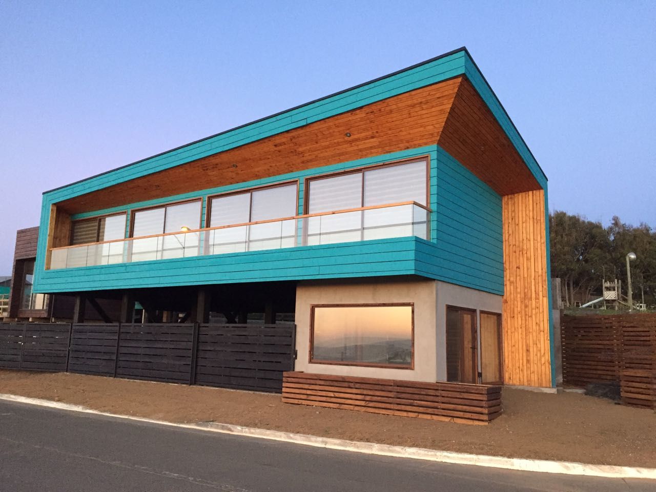 HOSTAL LA MAI, AVENIDA COSTANERA, PICHILEMU, KIMCHE ARQUITECTOS KIMCHE ARQUITECTOS Дерев'яні будинки Дерево Дерев'яні