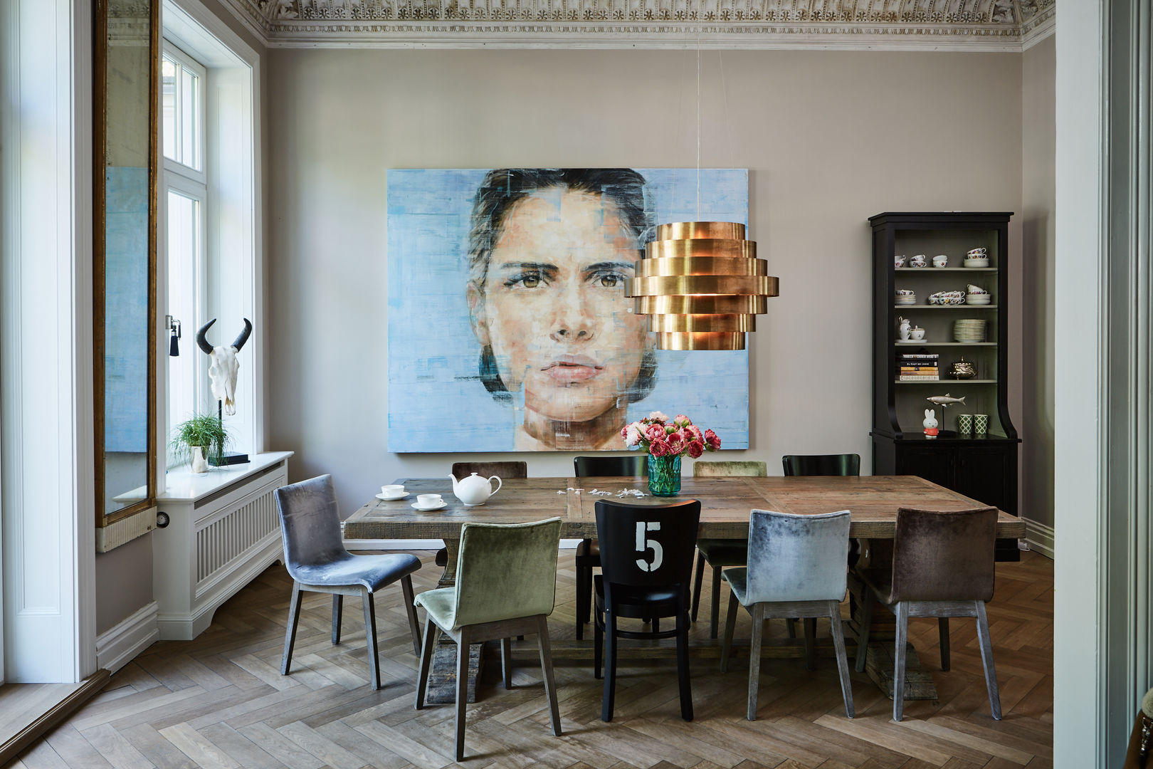 Esszimmer Anja Lehne interior design Klassische Esszimmer Esstisch,Esszimmerstuhl,Kunst,Esszimmerleuchte,Leuchte,Geölltes Parkett,samt,Samtstühle,Geschirrschrank