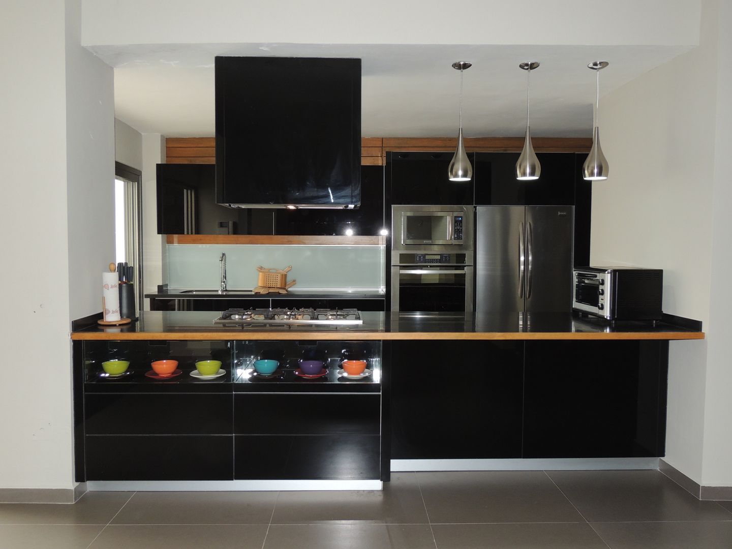 COCINA EN VETRA NEGRO, La Central Cocinas Integrales S.A de C.V La Central Cocinas Integrales S.A de C.V Built-in kitchens