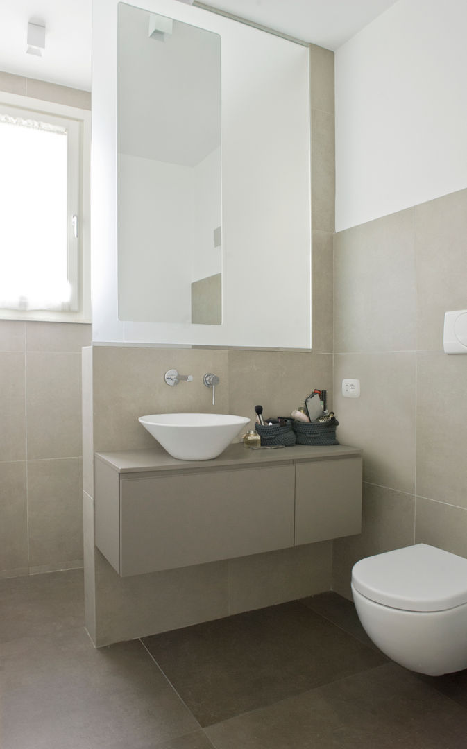 bagno Gianluca Bugeia | Architetto e Designer di Interni Bagno moderno lavabo appoggio,mobile sospeso,bagno grigio,gres porcellanato,doccia luminosa