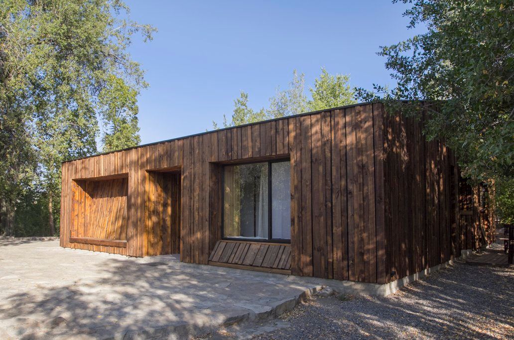 Casa envuelta en madera, Crescente Böhme Arquitectos Crescente Böhme Arquitectos Buitenhuis Steen