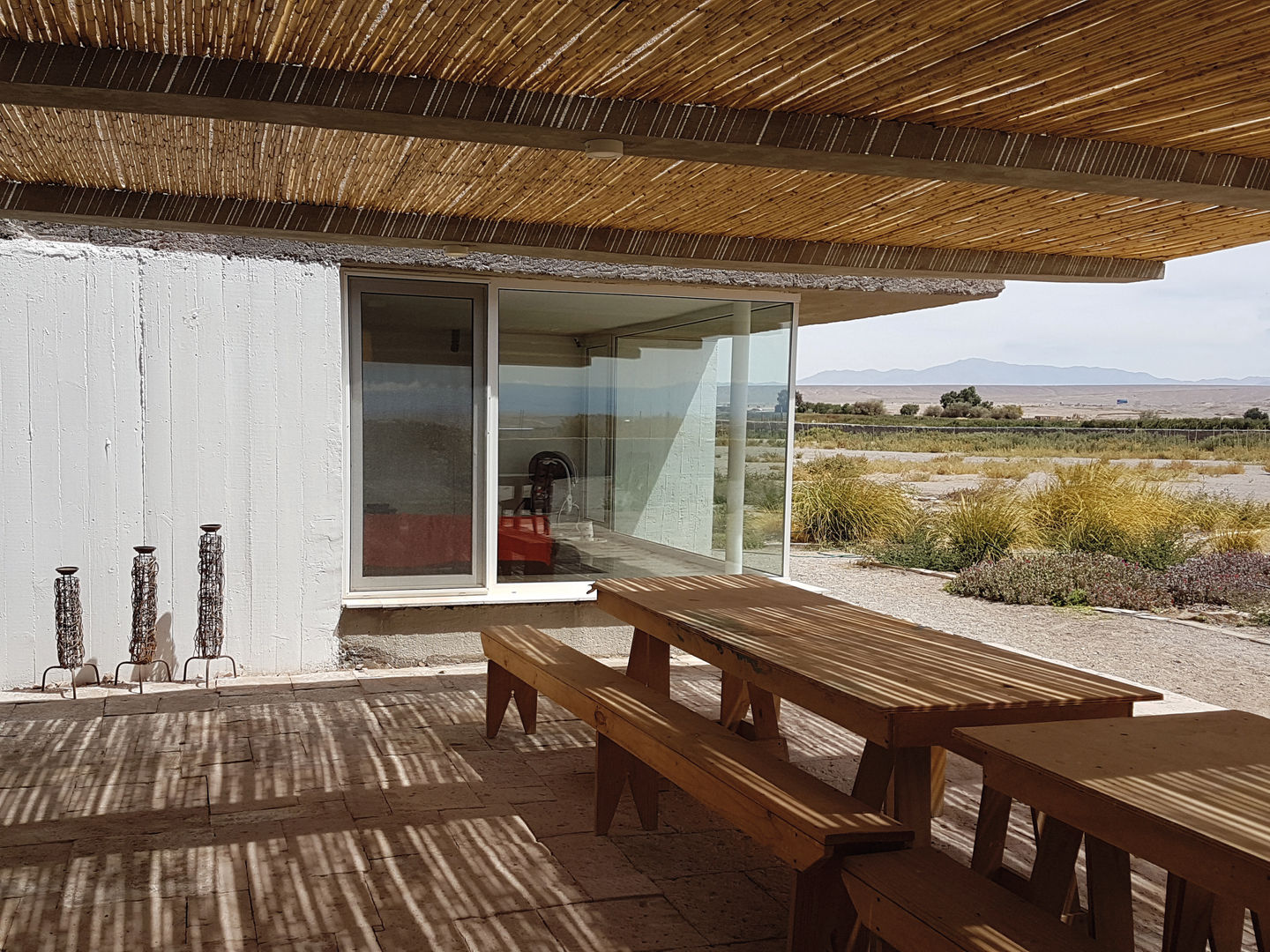 CASA DE LA PIEDRA CHIU-CHIU, II REGIÓN DE ANTOFAGASTA, RH+ ARQUITECTOS RH+ ARQUITECTOS ระเบียง, นอกชาน ไม้ไผ่ Green