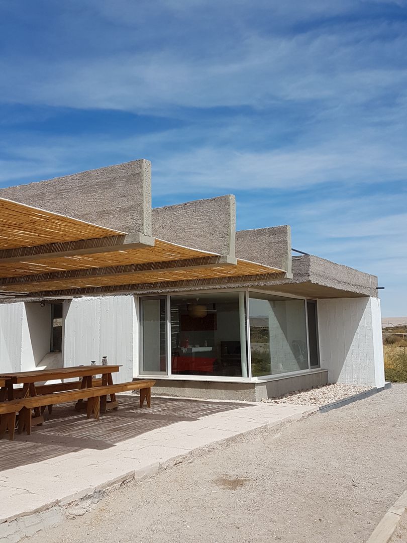 CASA DE LA PIEDRA CHIU-CHIU, II REGIÓN DE ANTOFAGASTA, RH+ ARQUITECTOS RH+ ARQUITECTOS Modern Terrace Bamboo Green