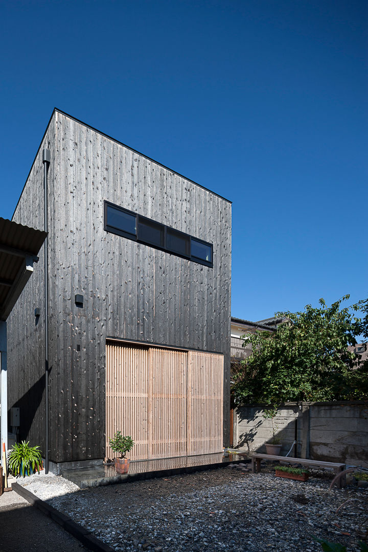 焼杉に包まれた優しい木の家, 築紡｜根來宏典 築紡｜根來宏典 Modern houses Wood Wood effect