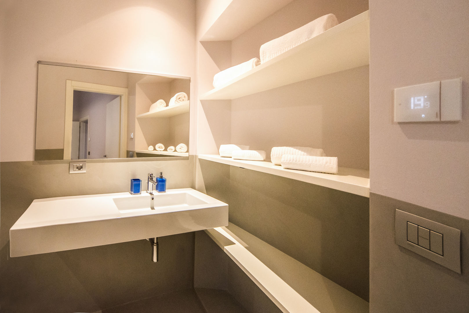 #AMANTI11, PADIGLIONE B PADIGLIONE B Modern style bathrooms Wood Wood effect
