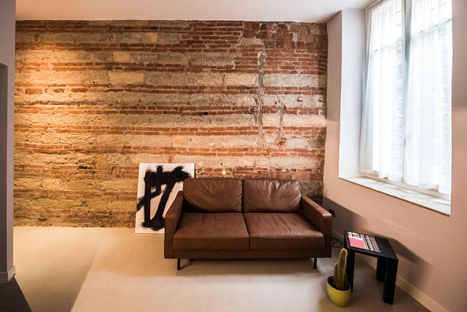 #AMANTI11, PADIGLIONE B PADIGLIONE B Modern living room Bricks