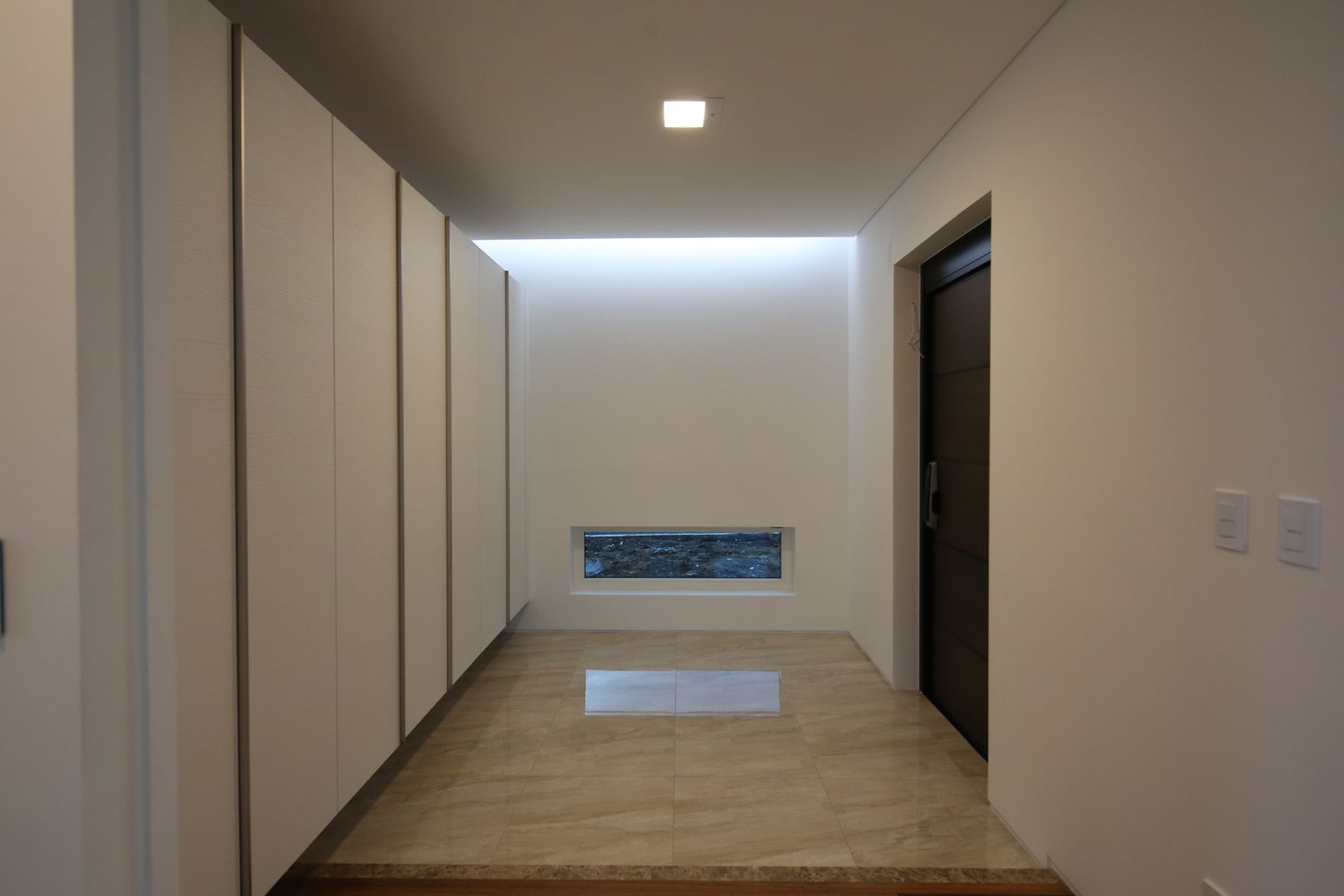 행복이네집, 인문학적인집짓기 인문학적인집짓기 Modern corridor, hallway & stairs