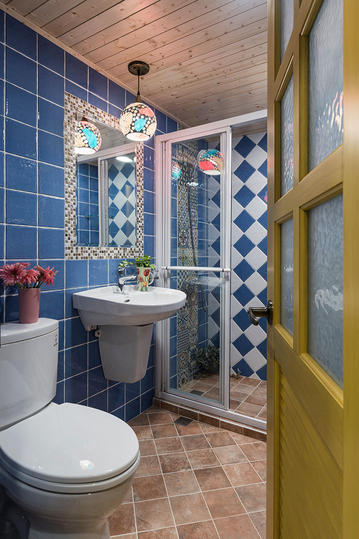 市區45年老屋華麗轉身 恬靜鄉村風, Color-Lotus Design Color-Lotus Design Bathroom ٹائلیں