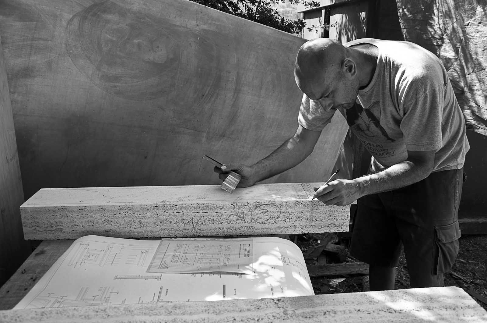 Realizzazione camino scultoreo in travertino Pietre di Rapolano Soggiorno classico Pietra camino,pietra,scultura