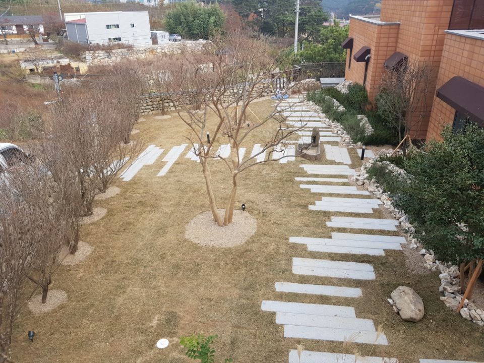 주택정원_부산 기장군 단독주택 정원 프로젝트, (주)정원디자인더숲 (주)정원디자인더숲 Jardines de estilo ecléctico