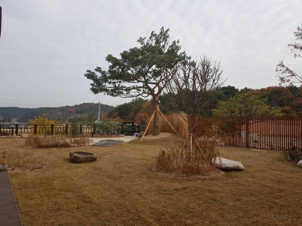 주택정원_부산 기장군 단독주택 정원 프로젝트, (주)정원디자인더숲 (주)정원디자인더숲 สวน