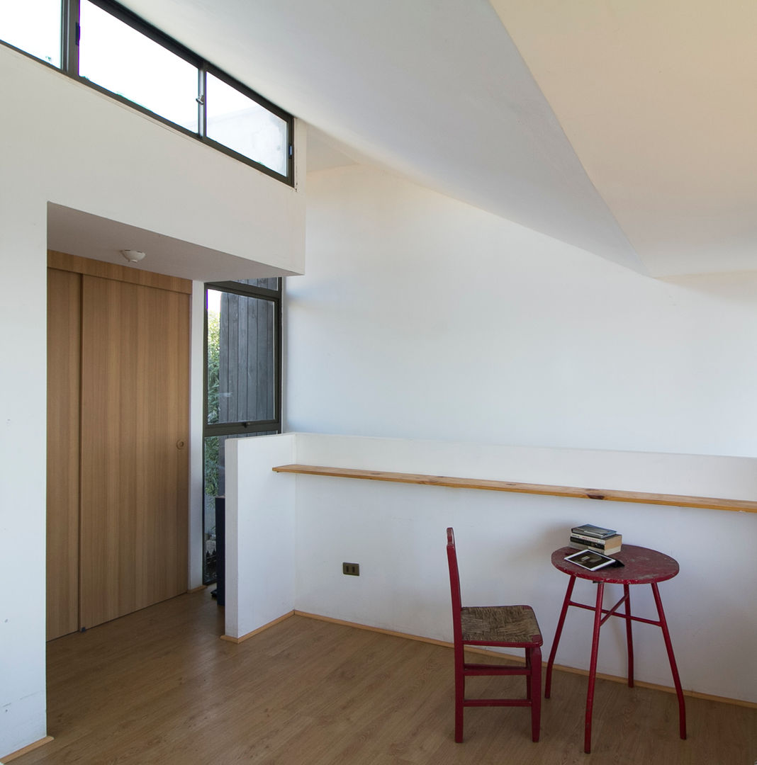 Acoplado Vagón Cartagena, Crescente Böhme Arquitectos Crescente Böhme Arquitectos Minimalistische studeerkamer MDF