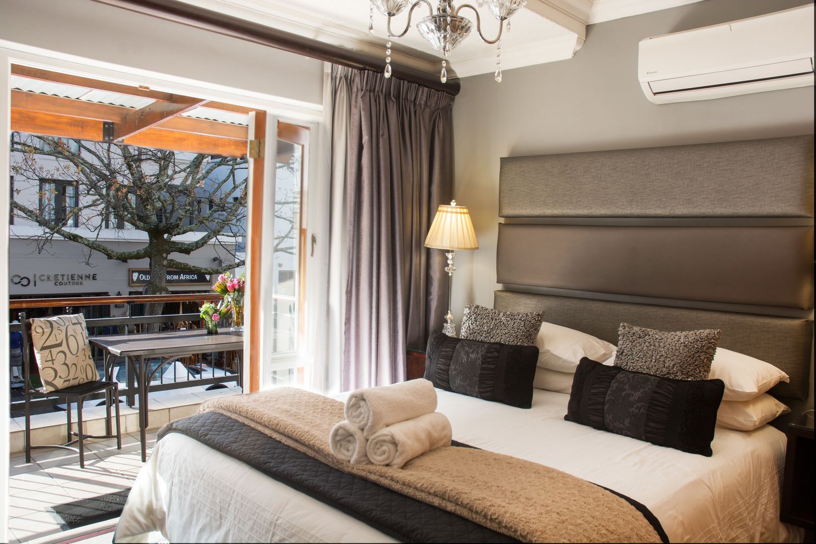 Stellenbosch Luxury self catering apartments, Kraaines Interiors - Decor by Cherice Kraaines Interiors - Decor by Cherice Klasik Yatak Odası Yataklar & Yatak Başları