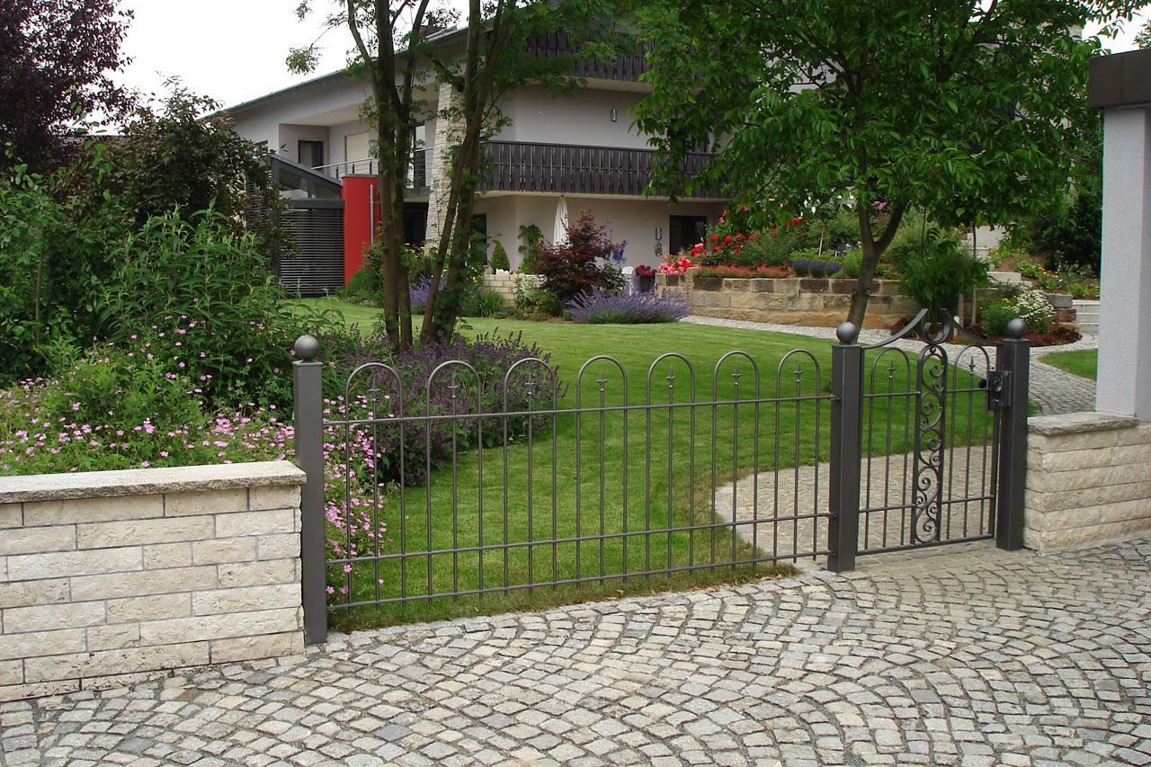 Eine Gartenanlage verbindet moderne und natürliche Linien. , RAUCH Gaten- und Landschaftsbau GbR RAUCH Gaten- und Landschaftsbau GbR Classic style garden