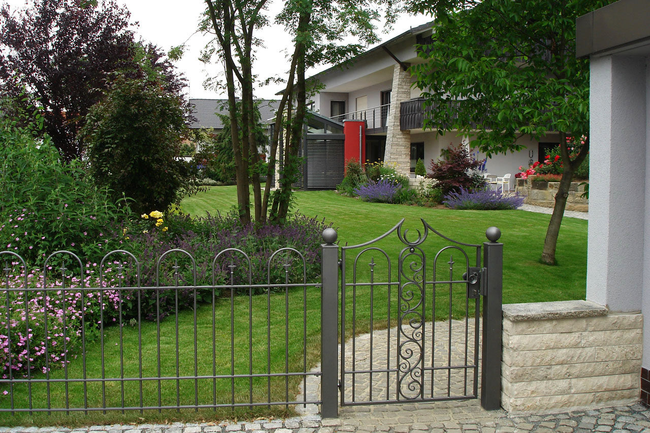 Eine Gartenanlage verbindet moderne und natürliche Linien. , RAUCH Gaten- und Landschaftsbau GbR RAUCH Gaten- und Landschaftsbau GbR Klasik Bahçe