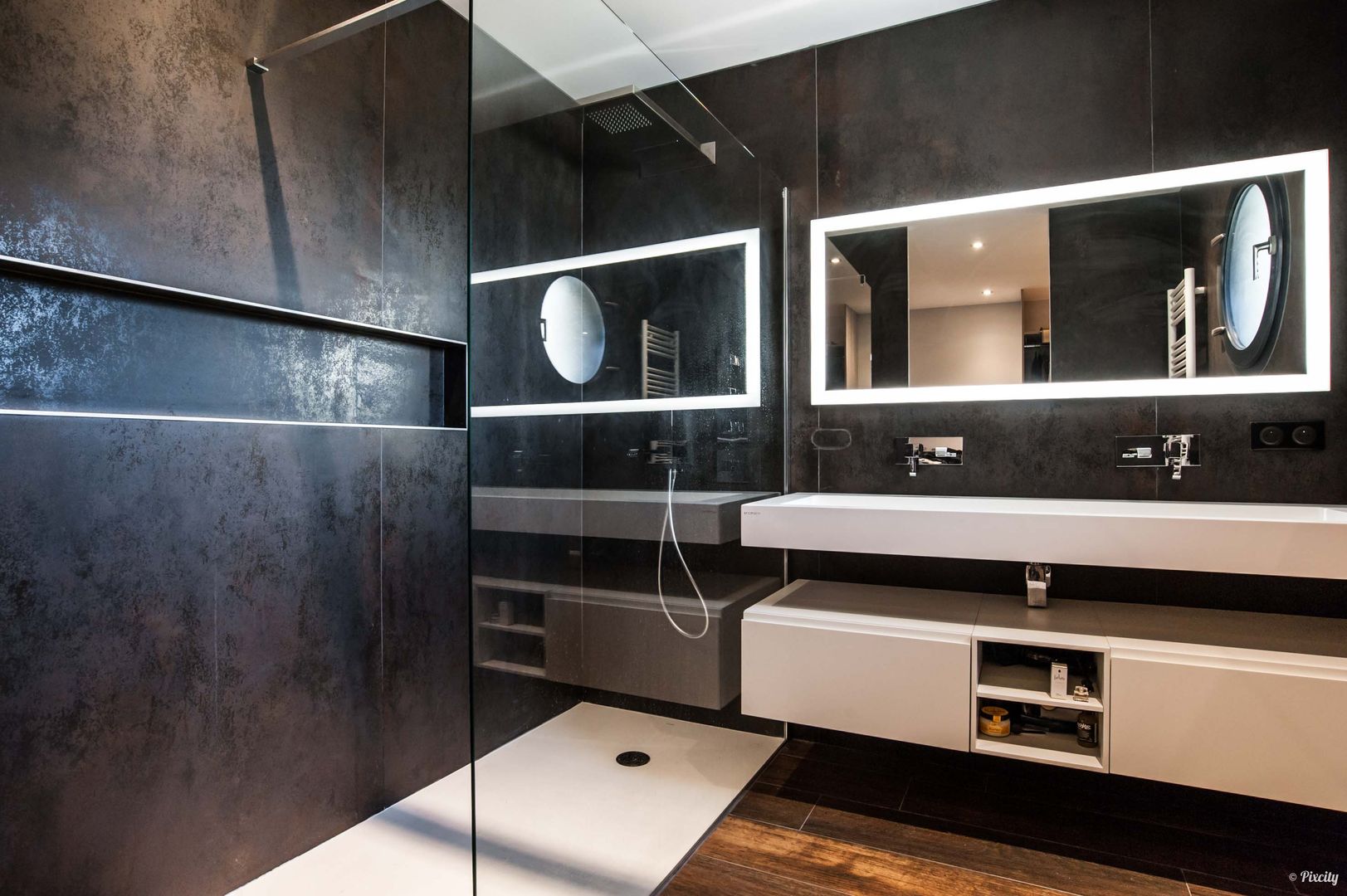 Salle de bain moderne noire Pixcity Salle de bain moderne salle de bain,carrelage noir,carrelage bois,douche italienne