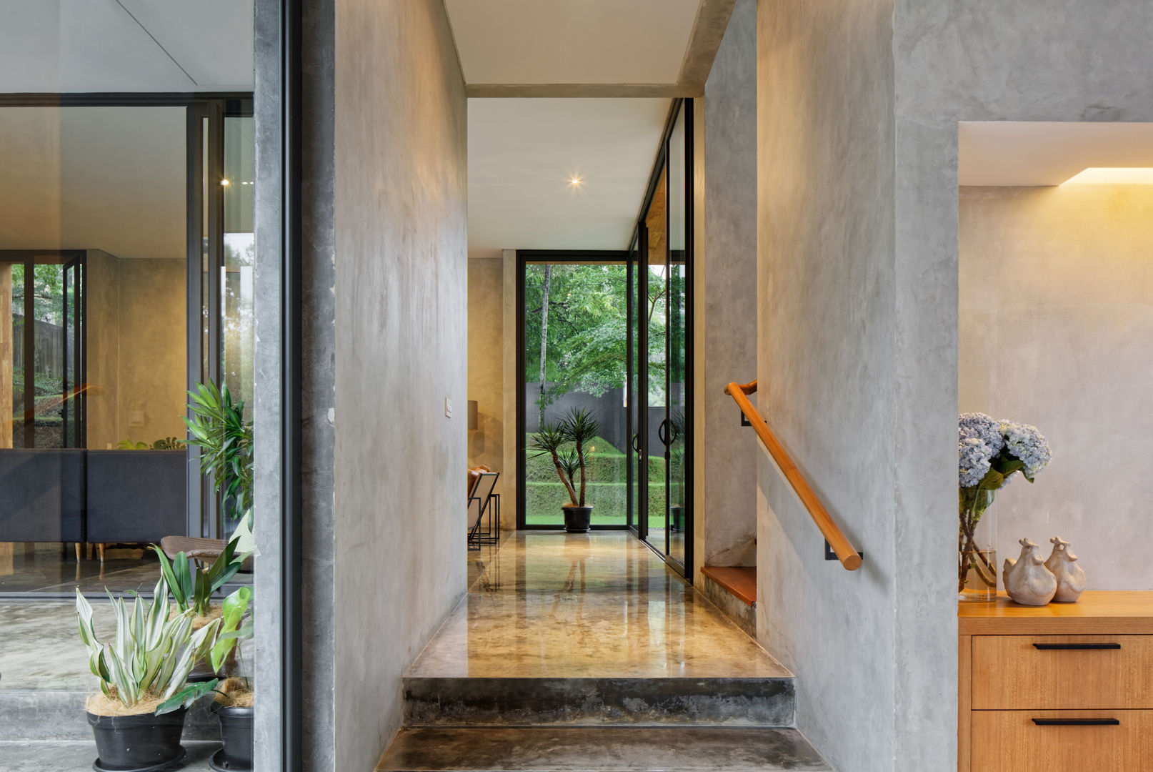 House of Inside and Outside, Tamara Wibowo Architects Tamara Wibowo Architects Tropical style corridor, hallway & stairs Concrete