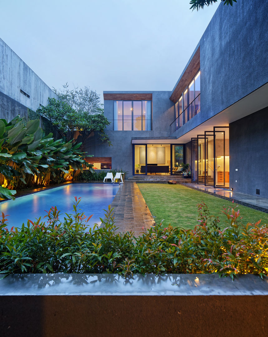 House of Inside and Outside, Tamara Wibowo Architects Tamara Wibowo Architects Tropical style houses Wood Wood effect