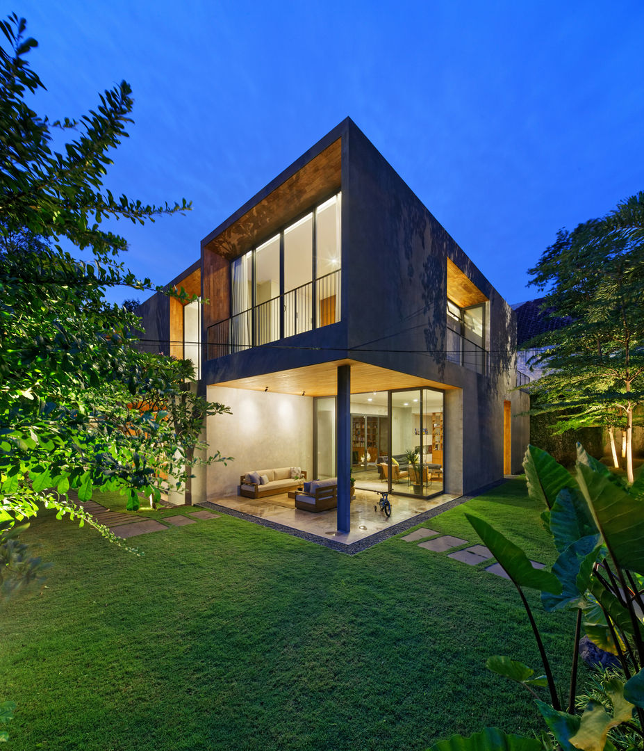 House of Inside and Outside, Tamara Wibowo Architects Tamara Wibowo Architects Casas de estilo tropical Concreto