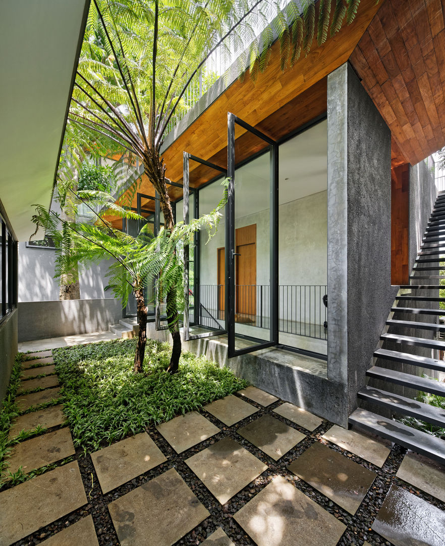 House of Inside and Outside, Tamara Wibowo Architects Tamara Wibowo Architects Tropical style houses