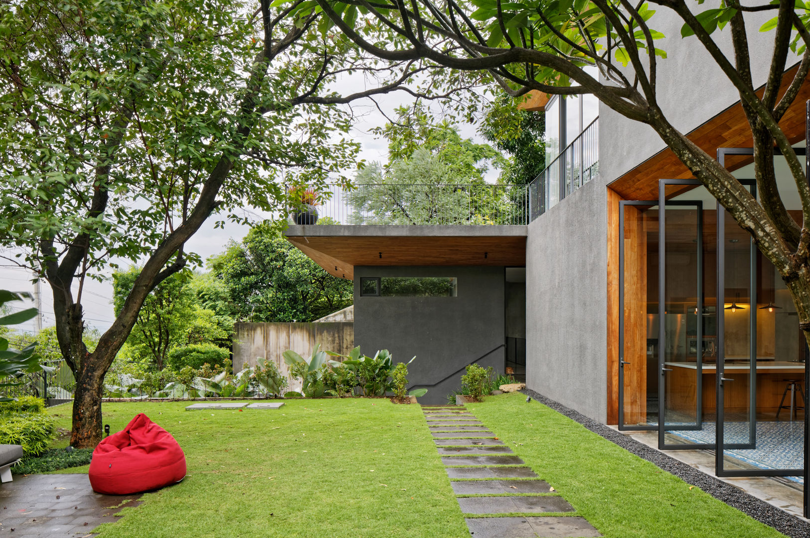 House of Inside and Outside, Tamara Wibowo Architects Tamara Wibowo Architects Tropical style houses