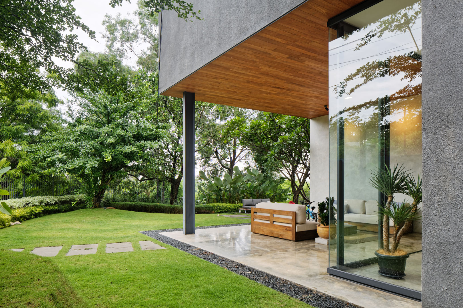 House of Inside and Outside, Tamara Wibowo Architects Tamara Wibowo Architects Tropikal Evler