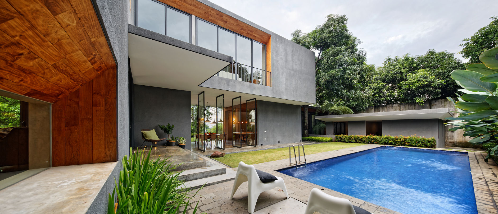 House of Inside and Outside, Tamara Wibowo Architects Tamara Wibowo Architects Tropical style houses