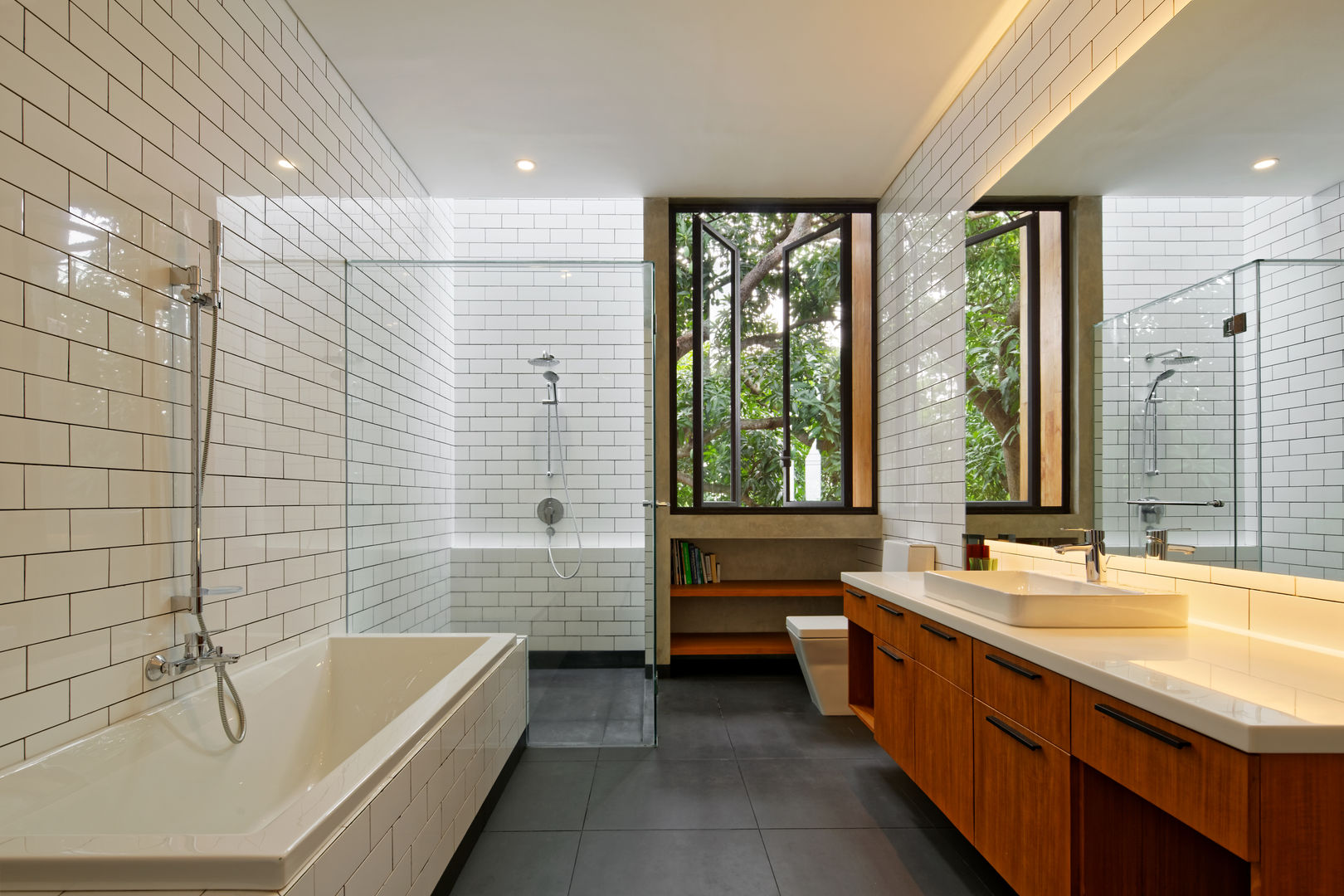 House of Inside and Outside, Tamara Wibowo Architects Tamara Wibowo Architects Tropical style bathrooms Ceramic