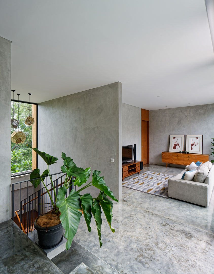 House of Inside and Outside, Tamara Wibowo Architects Tamara Wibowo Architects Oficinas de estilo tropical Concreto