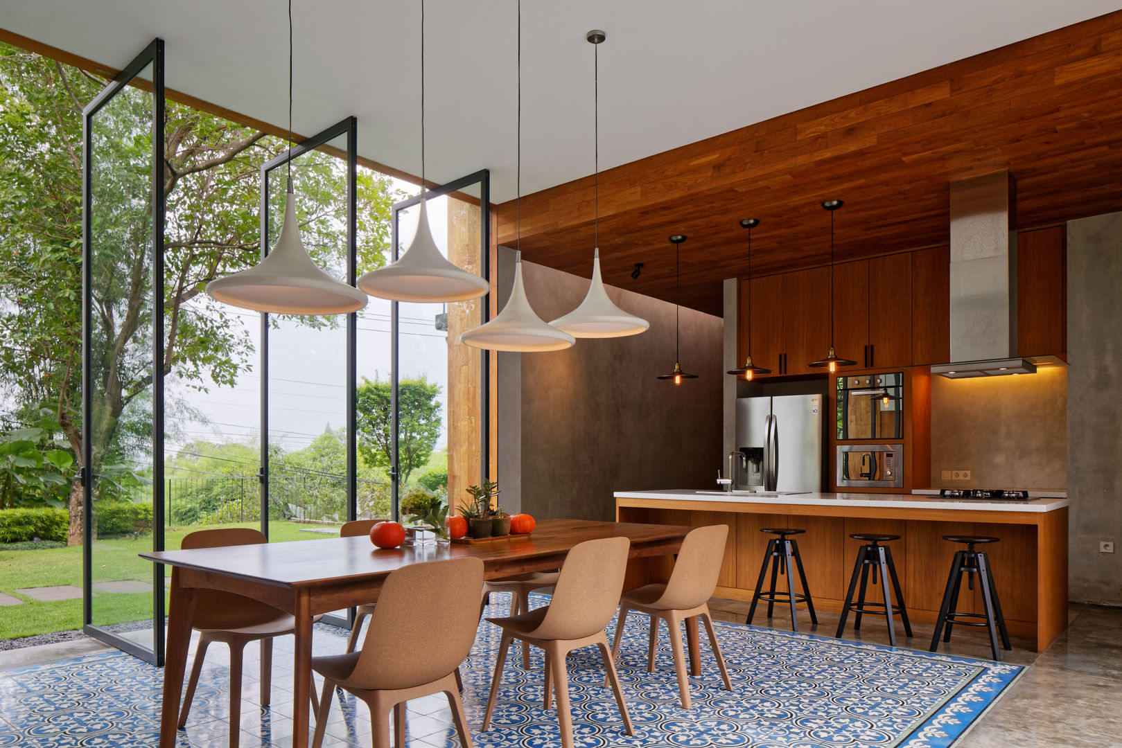 House of Inside and Outside, Tamara Wibowo Architects Tamara Wibowo Architects Cucina in stile tropicale Legno Effetto legno
