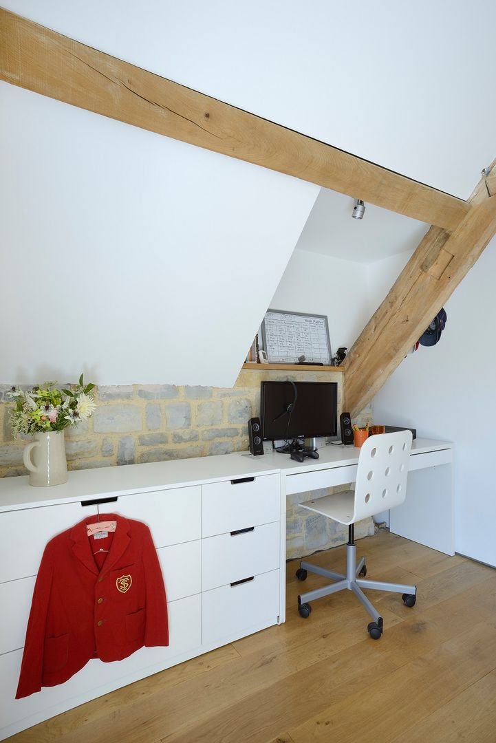 barn conversion study O2i Design Consultants ミニマルスタイルの 寝室 barn conversion,children's desk,teenager,oak beams