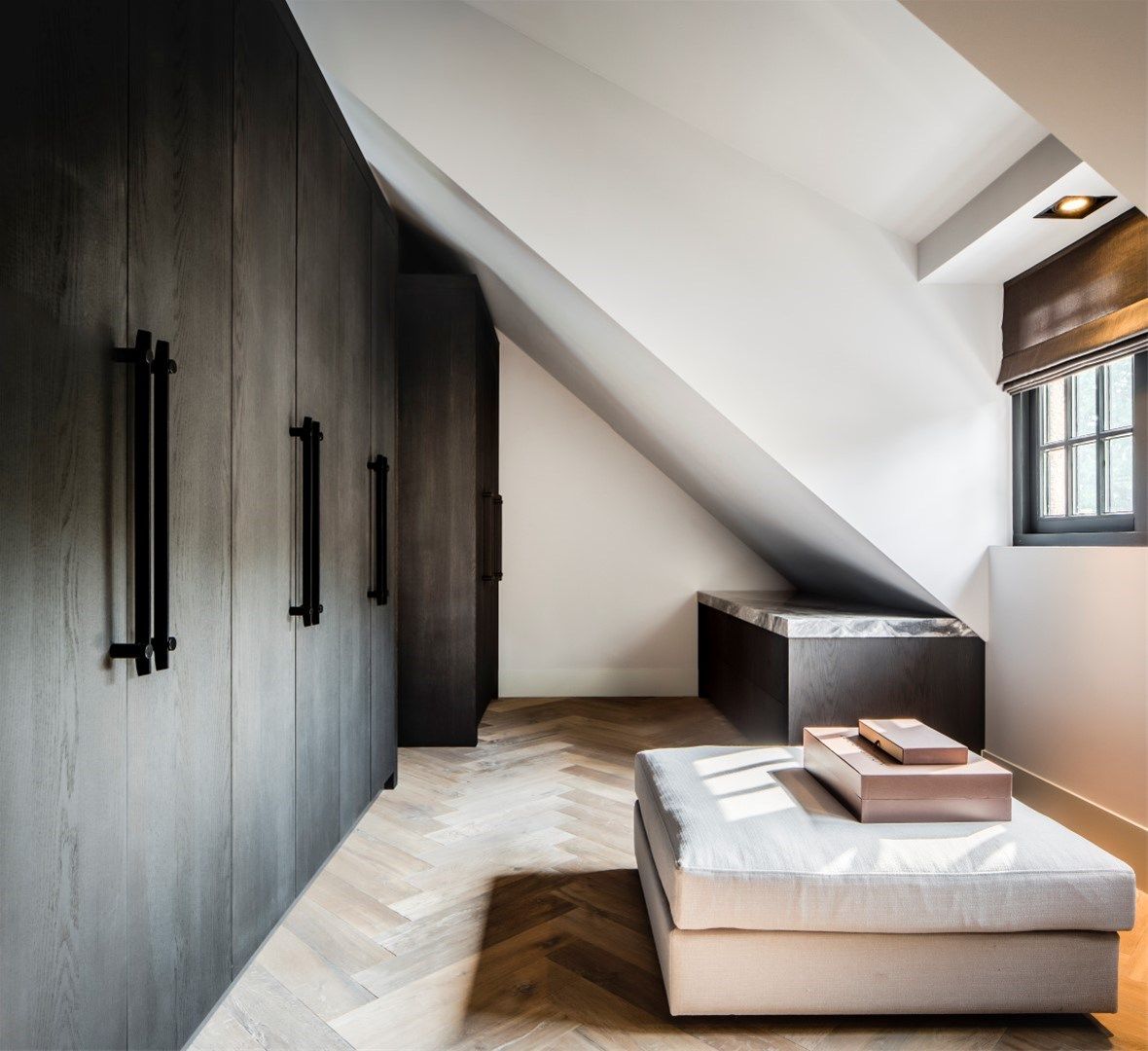 rust en eenvoud Studio FLORIS Landelijke kleedkamers Hout Hout walk-in,closet,dakkapel,interieur,houten kast, landelijk
