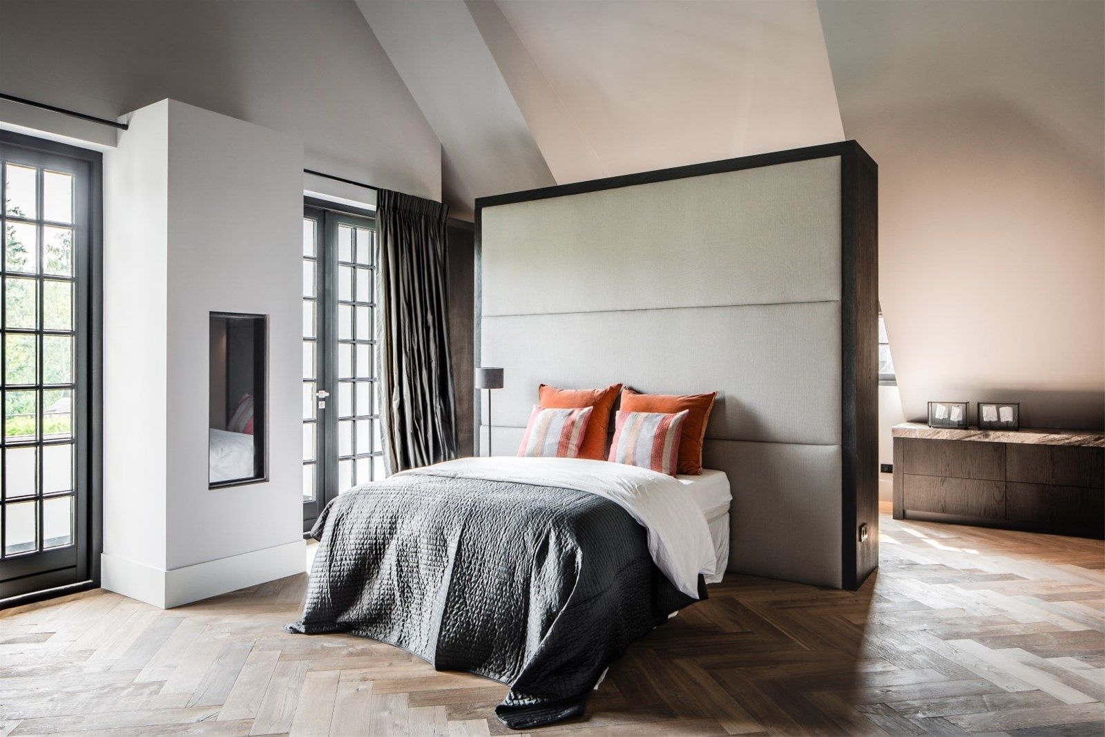 slaapkamer Studio FLORIS Kleine slaapkamer rustiek, landelijk,huiselijk,veranda,stuc,zwart hout, palissade, inloop
