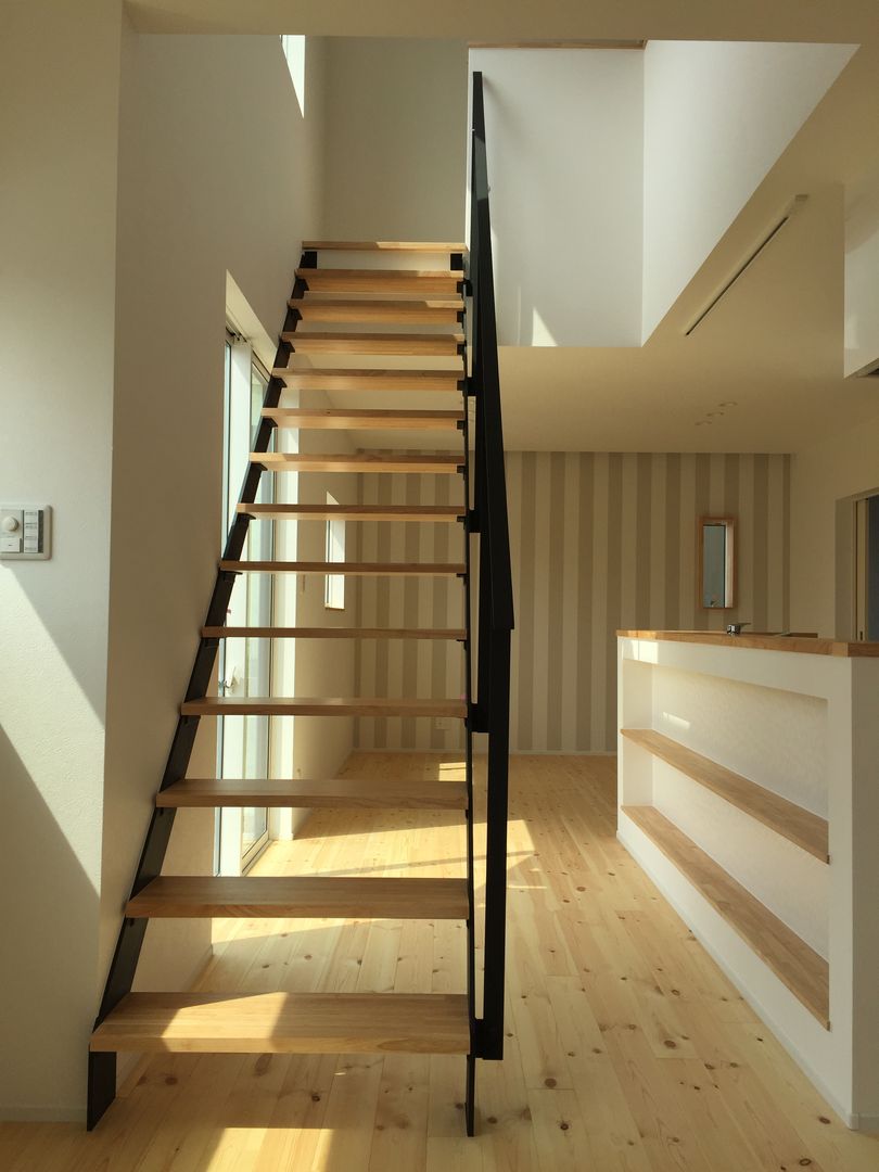 『キッチンを囲む家』, 株式会社 垂井設計 株式会社 垂井設計 Stairs Wood Wood effect