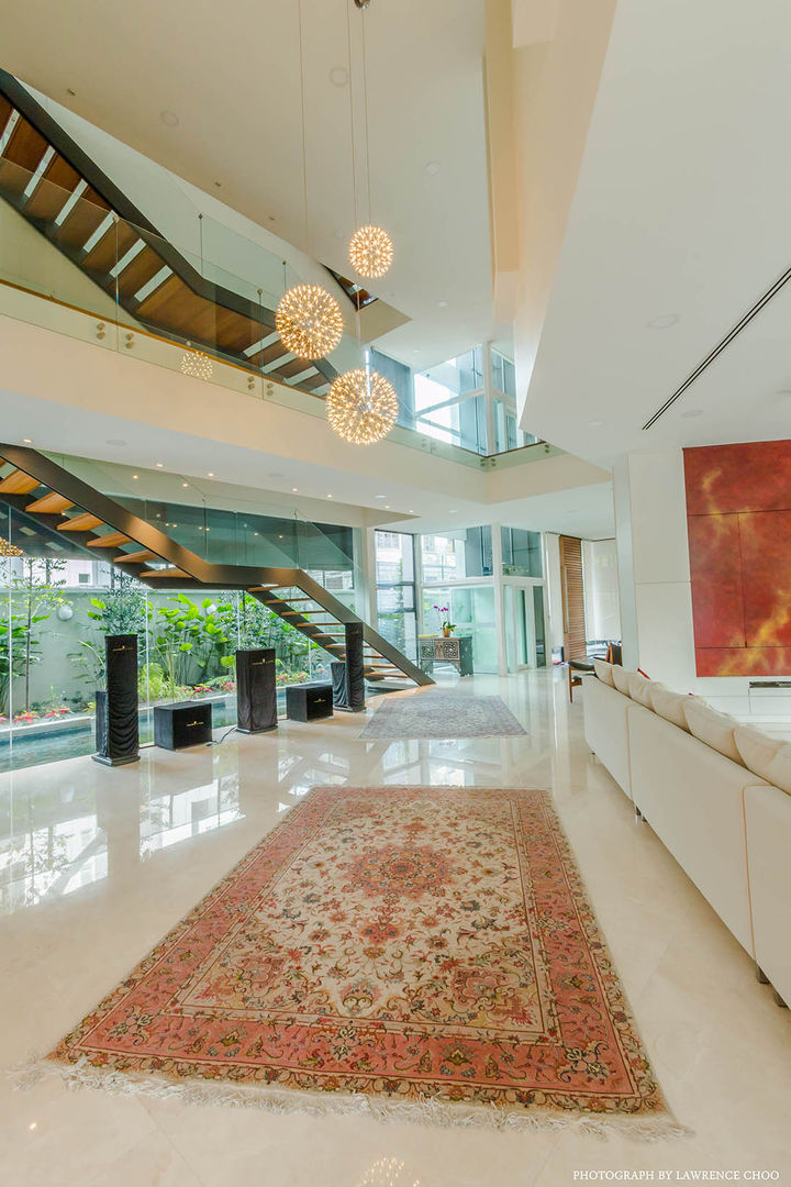 Staircase with Atrium MJ Kanny Architect Modern Corridor, Hallway and Staircase