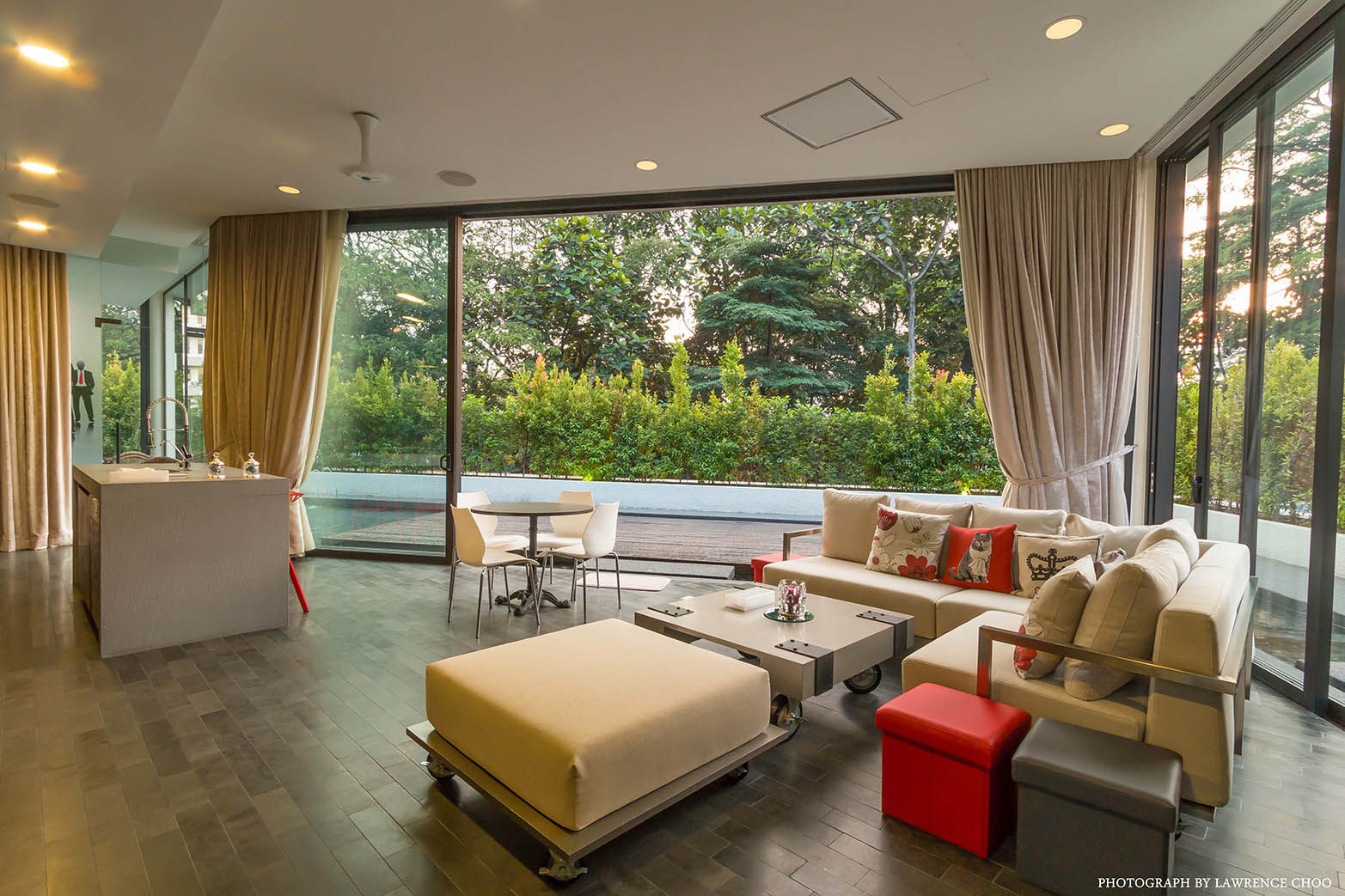 Raja Chulan Bungalow - 6 Bedroom Modern House, MJ Kanny Architect MJ Kanny Architect 모던스타일 발코니, 베란다 & 테라스