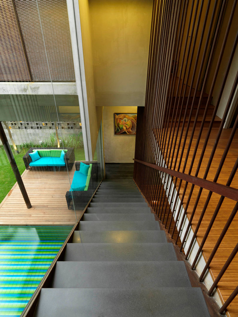 Kampung Tunku House - Sustainable & Budget Friendly Design, MJ Kanny Architect MJ Kanny Architect Escaleras