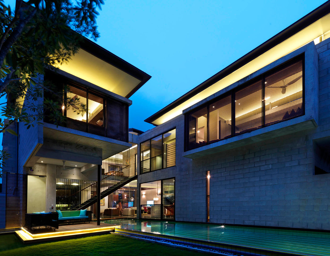 Kampung Tunku House - Sustainable & Budget Friendly Design, MJ Kanny Architect MJ Kanny Architect Piscinas modernas