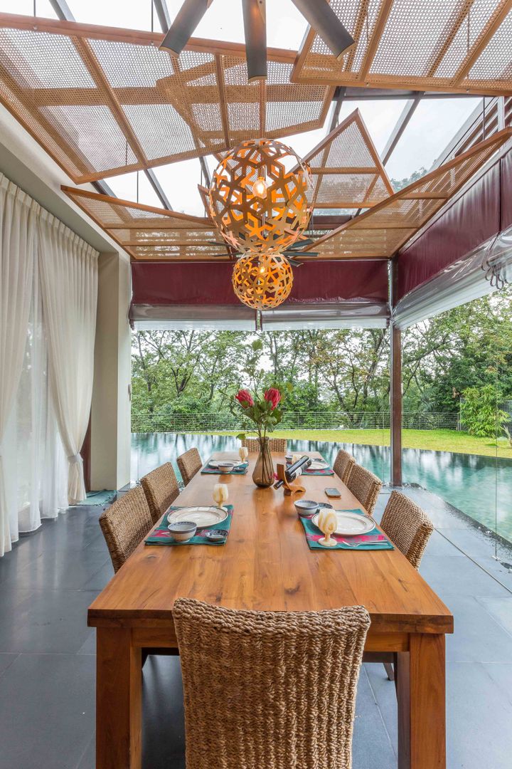 Dining space overlooking the Pool homify Tropical style dining room