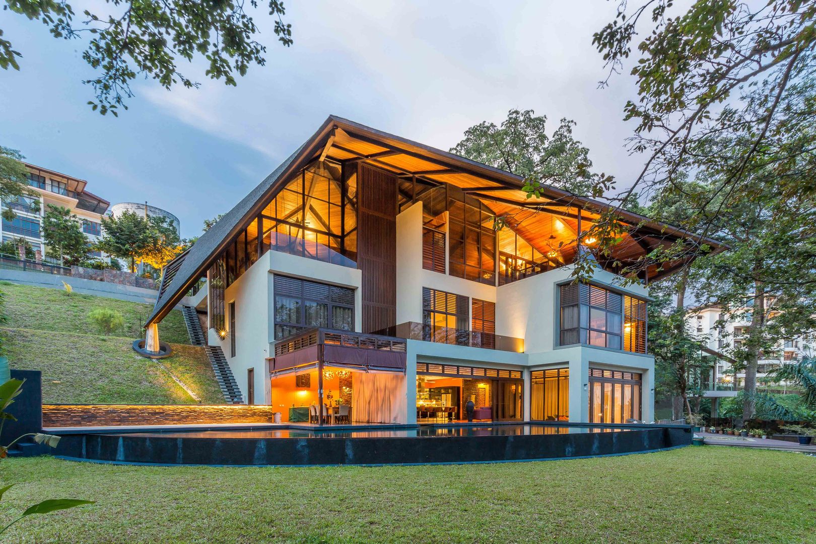 Falanchity House - Tropical House in Ukay Heights, MJ Kanny Architect MJ Kanny Architect Casas de estilo tropical